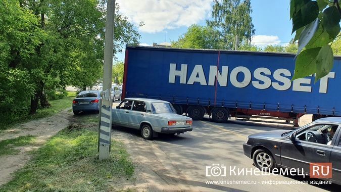 В Кинешме трактором вытаскивали фуру, застрявшую на подъезде к Кузнецкому мосту фото 5