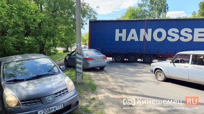 В Кинешме трактором вытаскивали фуру, застрявшую на подъезде к Кузнецкому мосту фото 4
