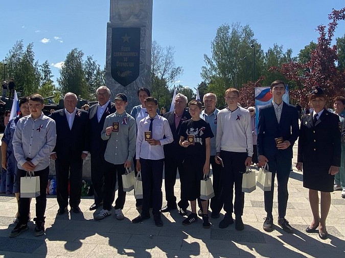 В День России молодым кинешемцам вручены паспорта граждан Российской Федерации фото 2