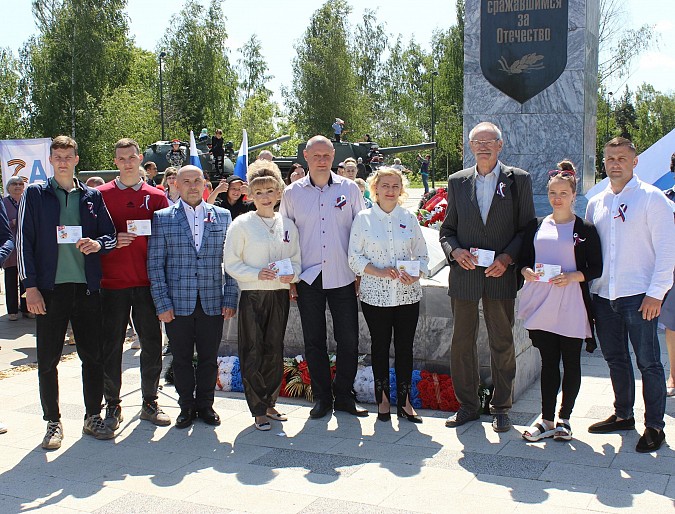 В День России кинешемцам вручены золотые знаки ГТО фото 2