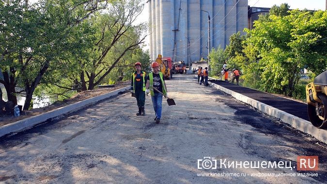 На мосту через Казоху полным ходом идет асфальтирование дорожного полотна фото 11