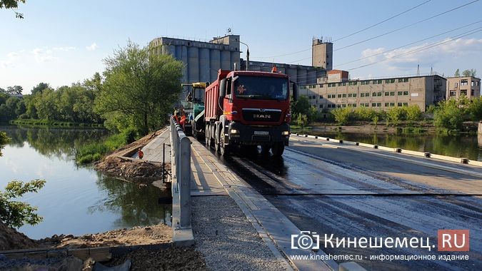 На мосту через Казоху полным ходом идет асфальтирование дорожного полотна фото 3