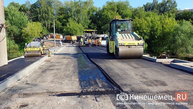 На мосту через Казоху полным ходом идет асфальтирование дорожного полотна фото 15