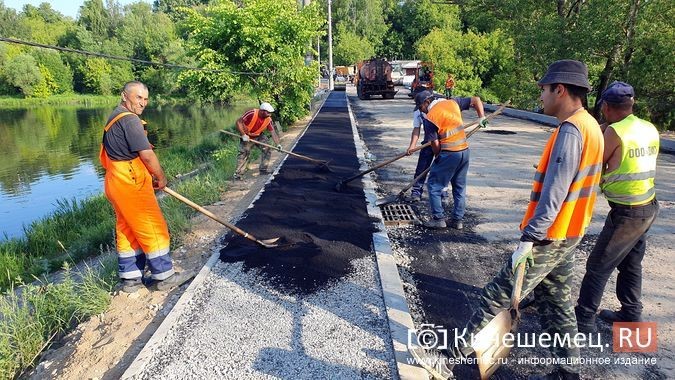 На мосту через Казоху полным ходом идет асфальтирование дорожного полотна фото 12