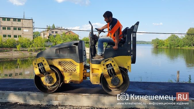 На мосту через Казоху полным ходом идет асфальтирование дорожного полотна фото 9