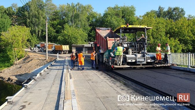 На мосту через Казоху полным ходом идет асфальтирование дорожного полотна фото 5