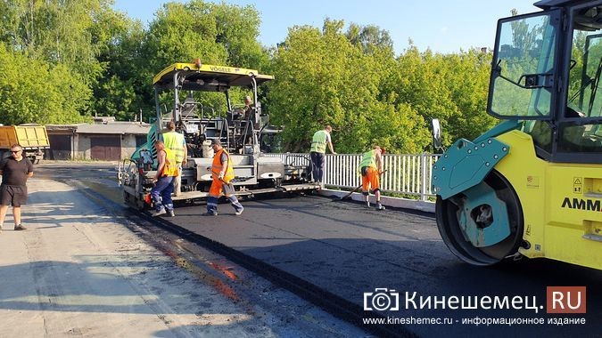 На мосту через Казоху полным ходом идет асфальтирование дорожного полотна фото 16