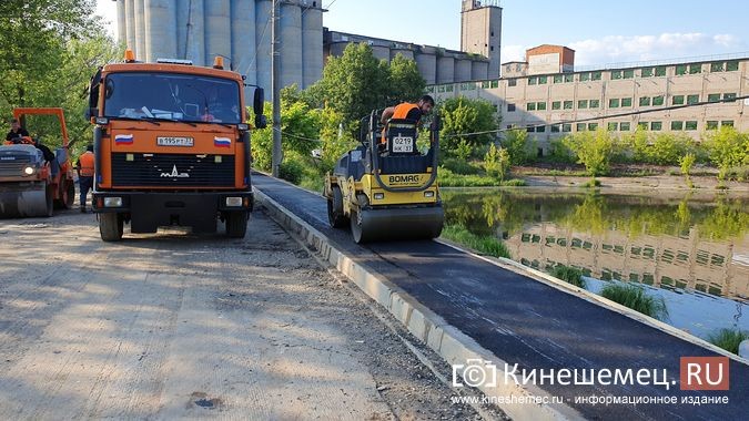 На мосту через Казоху полным ходом идет асфальтирование дорожного полотна фото 7