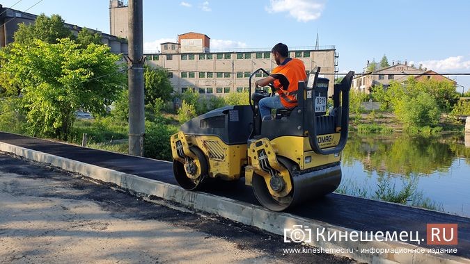 На мосту через Казоху полным ходом идет асфальтирование дорожного полотна фото 10