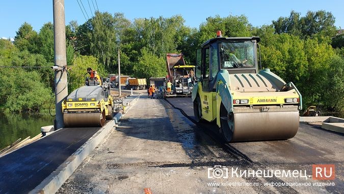 На мосту через Казоху полным ходом идет асфальтирование дорожного полотна фото 8