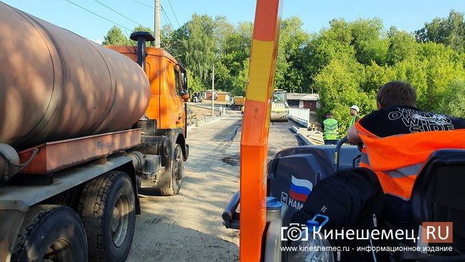 На мосту через Казоху полным ходом идет асфальтирование дорожного полотна фото 14