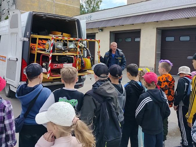 Кинешемские спасатели провели занятие для детей летнего лагеря школы №18 фото 2