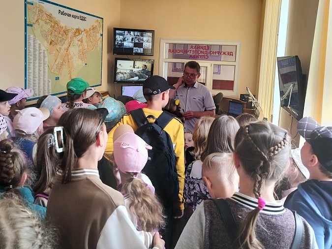 Кинешемские спасатели провели занятие для детей летнего лагеря школы №18 фото 4