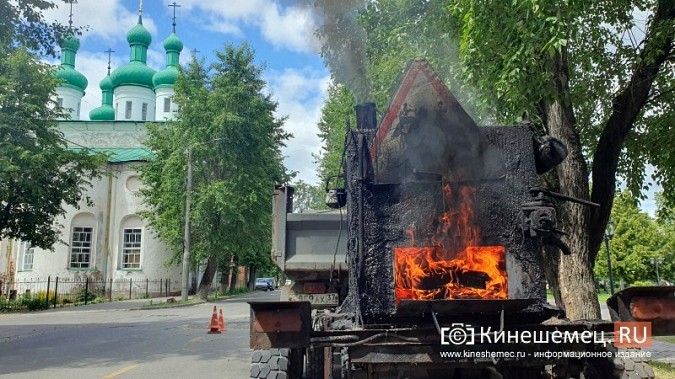 На следующий день после открытия моста через Казоху в Кинешме надумали латать ул.Советскую фото 3