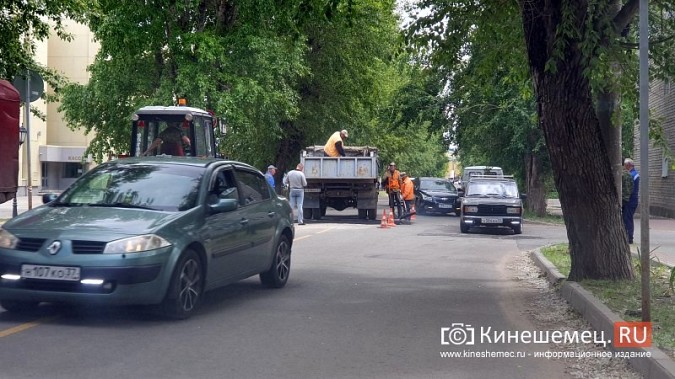 На следующий день после открытия моста через Казоху в Кинешме надумали латать ул.Советскую фото 5