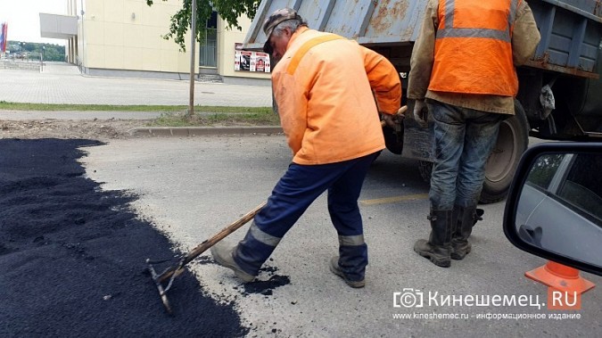 На следующий день после открытия моста через Казоху в Кинешме надумали латать ул.Советскую фото 6