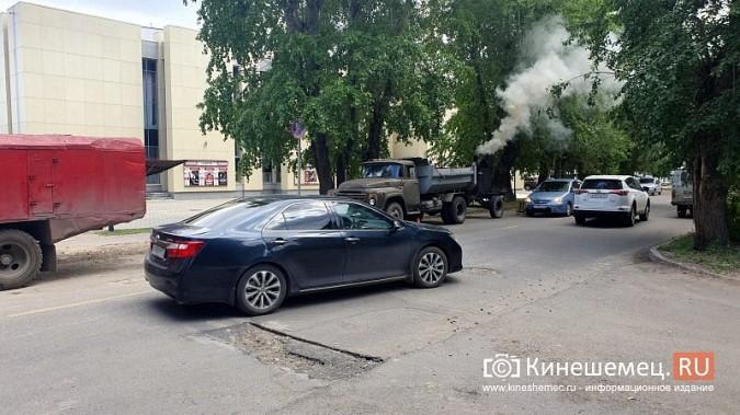 На следующий день после открытия моста через Казоху в Кинешме надумали латать ул.Советскую фото 7