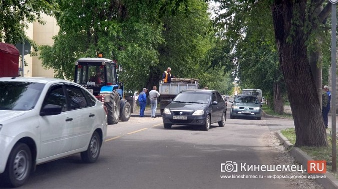 На следующий день после открытия моста через Казоху в Кинешме надумали латать ул.Советскую фото 4