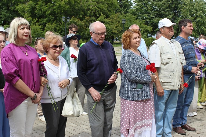 На здании кинешемского театра открыли мемориальную доску Валентину Сырову фото 4