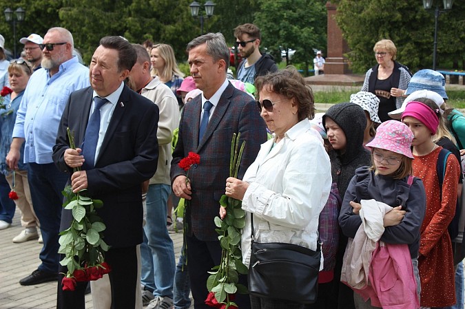 На здании кинешемского театра открыли мемориальную доску Валентину Сырову фото 6