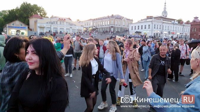 Пустились в пляс: в День Кинешмы пл.Революции стала большим тацполом фото 9