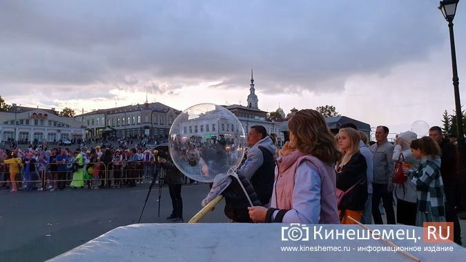 Пустились в пляс: в День Кинешмы пл.Революции стала большим тацполом фото 5