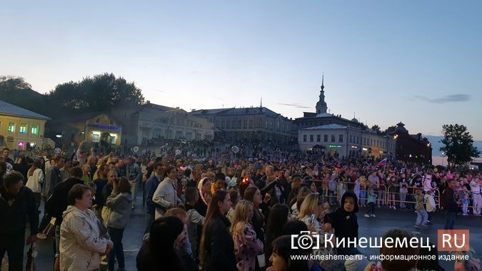 Пустились в пляс: в День Кинешмы пл.Революции стала большим тацполом фото 13