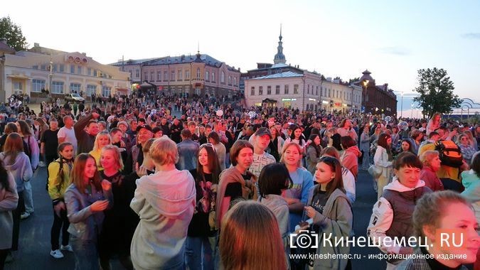 Пустились в пляс: в День Кинешмы пл.Революции стала большим тацполом фото 18