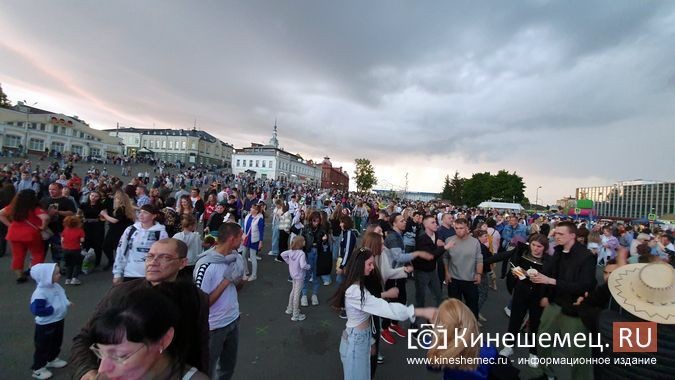 Пустились в пляс: в День Кинешмы пл.Революции стала большим тацполом фото 3