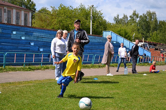 В День города на стадионе «Томна» прошел детский турнир по футболу фото 10