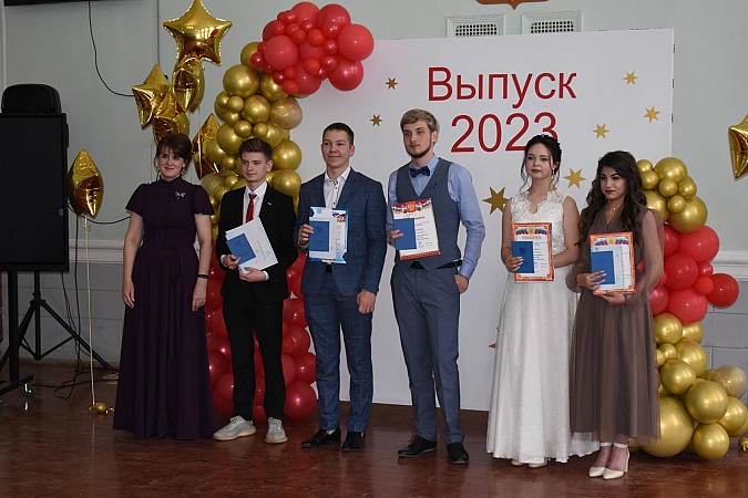 В школах Кинешмы прошли выпускные вечера фото 14