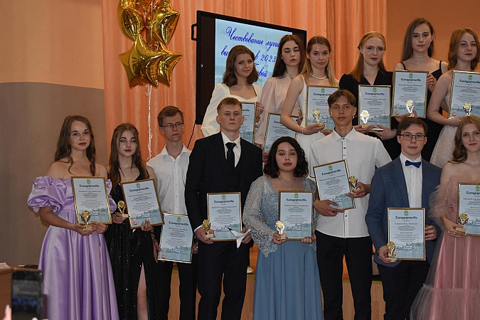 В Кинешме чествовали лучших выпускников 2023 года фото 2