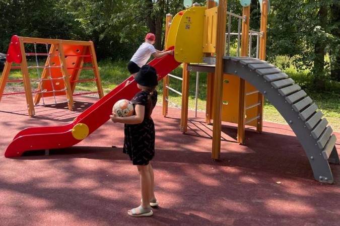 В парке на ул.Костромской установили новую детскую спортивно-игровую площадку фото 3