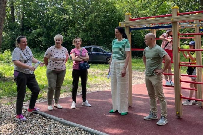 В парке на ул.Костромской установили новую детскую спортивно-игровую площадку фото 2