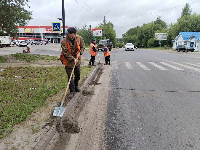 УГХ Кинешмы продолжает убирать смёт с городских дорог фото 5
