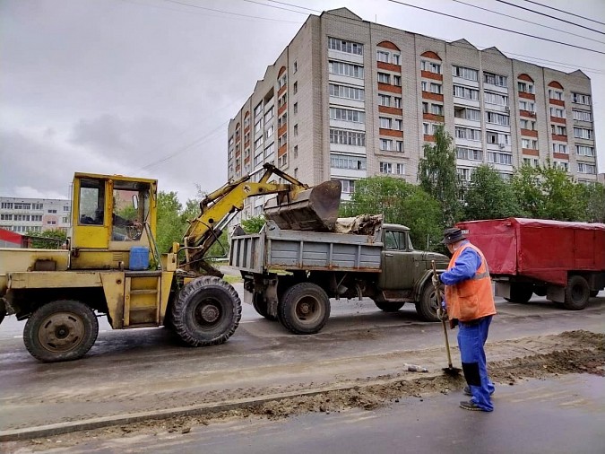УГХ Кинешмы продолжает убирать смёт с городских дорог фото 4