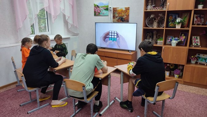 В Кинешемском социально-реабилитационном центре собирали кубик Рубика фото 3