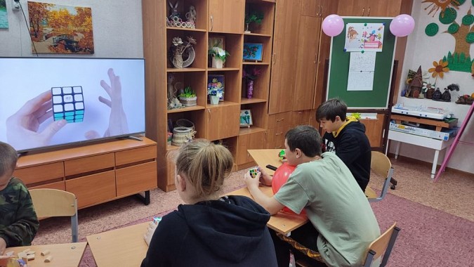 В Кинешемском социально-реабилитационном центре собирали кубик Рубика фото 2