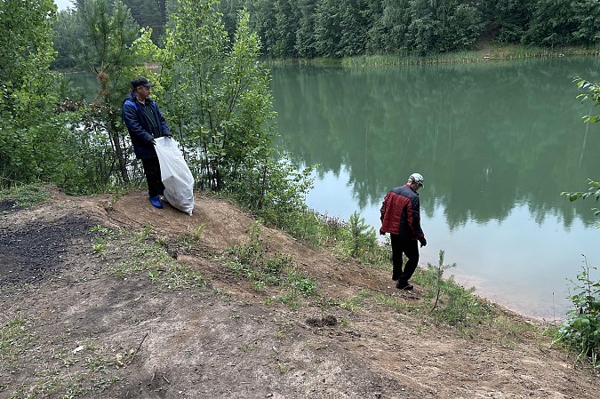 На «Голубом озере» под Наволоками провели экологический субботник фото 3