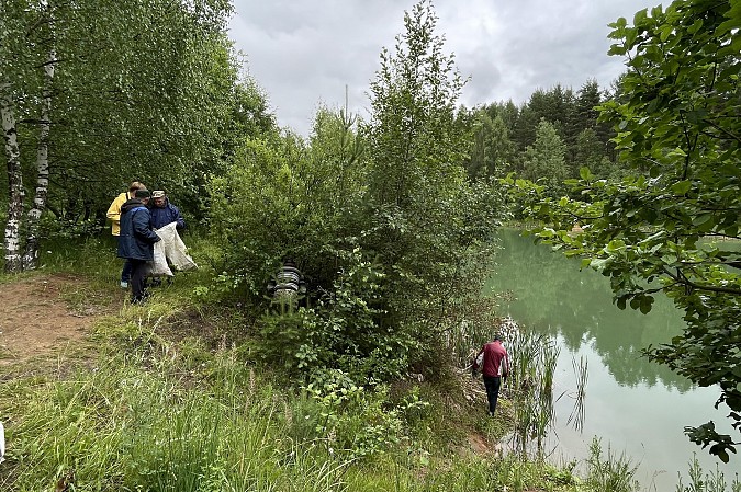 На «Голубом озере» под Наволоками провели экологический субботник фото 2