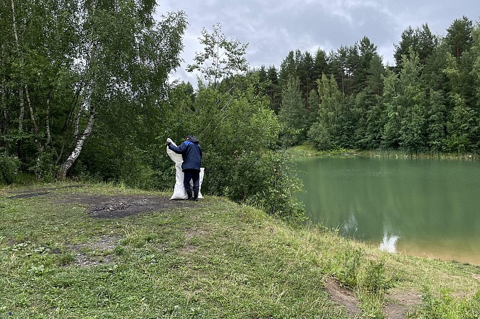 На «Голубом озере» под Наволоками провели экологический субботник фото 4