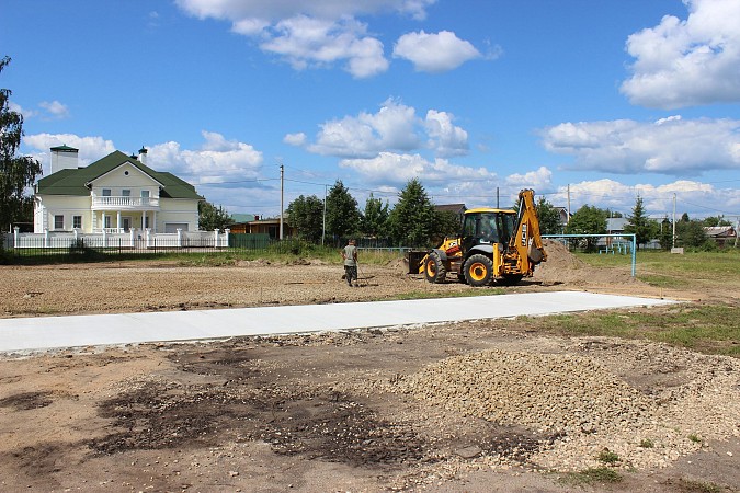 На территории школы №2 приступили к строительству многофункциональной спортплощадки фото 2