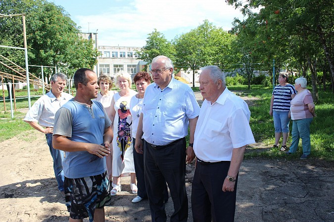 На территории школы №2 приступили к строительству многофункциональной спортплощадки фото 3