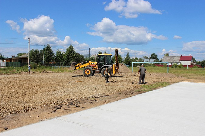 На территории школы №2 приступили к строительству многофункциональной спортплощадки фото 4