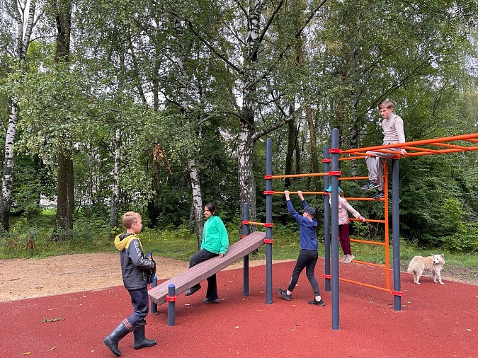 Возле площадки для воркаута на ул.Баумана начали установку опор уличного освещения фото 3