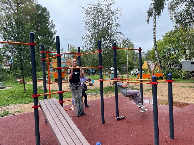 Возле площадки для воркаута на ул.Баумана начали установку опор уличного освещения фото 2