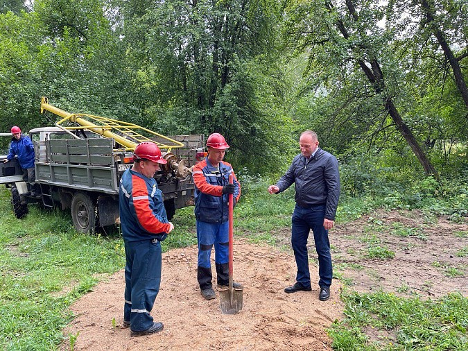 Возле площадки для воркаута на ул.Баумана начали установку опор уличного освещения фото 4