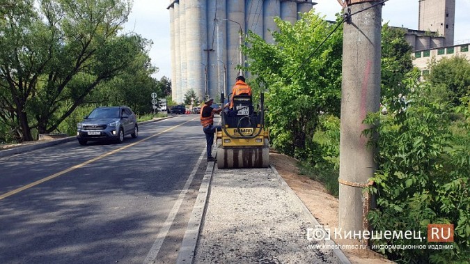 На мосту через Казоху уже меняют новый асфальт на пешеходной дорожке фото 2