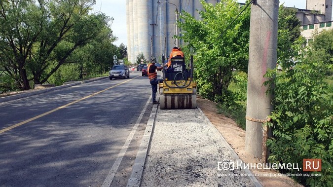 На мосту через Казоху уже меняют новый асфальт на пешеходной дорожке фото 5
