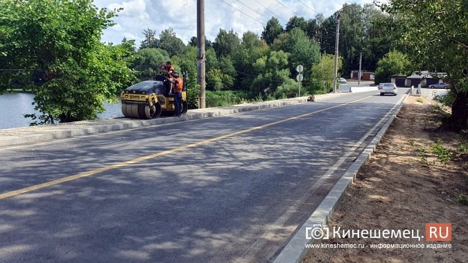 На мосту через Казоху уже меняют новый асфальт на пешеходной дорожке фото 3